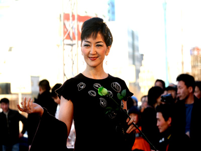 Жүжигчин Ж.Оюундарь “цоожтой авдар” л гэсэн үг